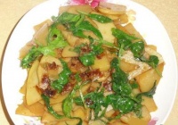 土豆片炒芹菜叶的做法