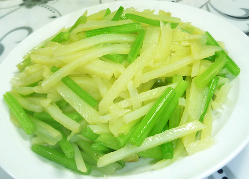 芹菜炒土豆的做法