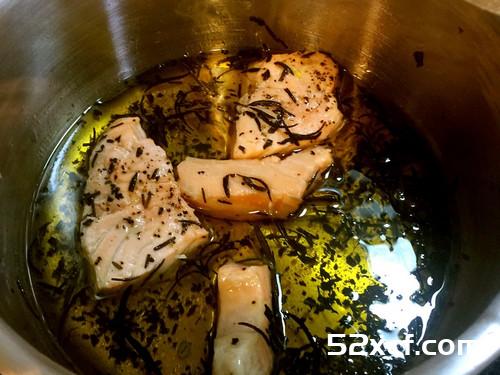 香草橄榄油泡鲑鱼的做法
