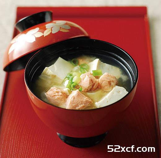 味噌豆腐鲑鱼汤的做法