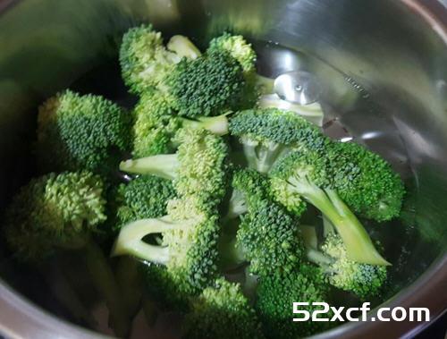 皮蛋拌花椰菜的做法