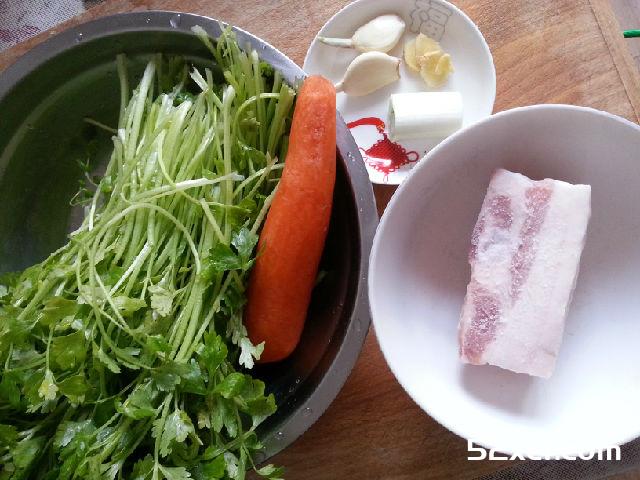 小水芹胡萝卜炒五花肉的做法