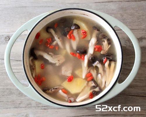 凤梨菌菇鸡汤的做法