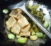 小油方酸菜蚕豆汤的做法