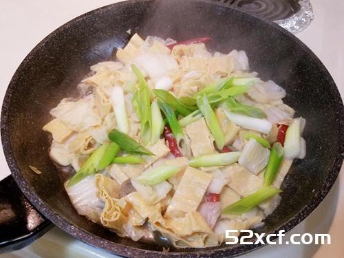 大白菜炒腐竹的做法