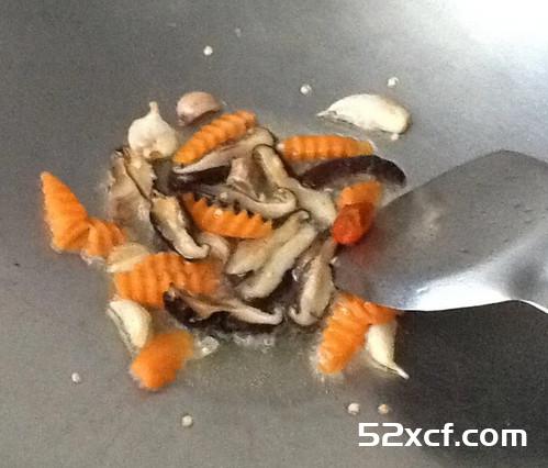 海鲜菇炒小黄瓜的做法