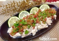 鸡胸肉佐莎莎酱的做法