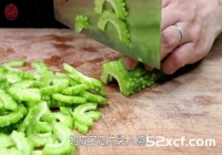 鸭蛋苦瓜虾仁的做法