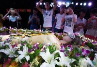 太原酒吧上演人体寿司宴,用女模特身体作餐盘让人试吃