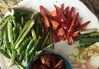 荷包蛋辣椒炒肉的做法