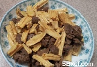 牛筋丸炒腐竹的做法