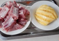 菠萝焖排骨的做法