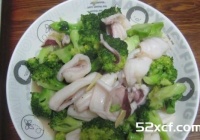 西兰花炒鱿鱼的做法