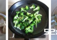杏鲍菇西兰花炒鸡蛋的做法