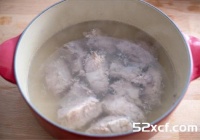 山药莲子排骨汤的做法