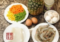 椰奶海鲜菠萝焗饭的做法