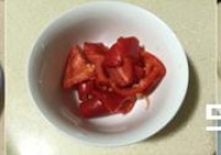秋葵红椒炒猪颈肉的做法