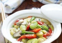 青红烩蚕豆在做法