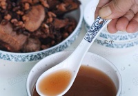 鲜土伏苓粉葛祛湿汤的做法