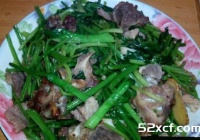 芹菜炒排骨的做法