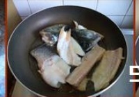 冻豆腐鱼骨汤的做法
