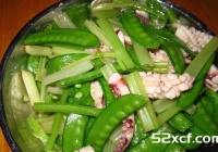 芹菜青豆炒鱿鱼的做法