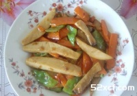 鸡腿菇炒胡萝卜的做法