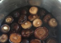 栗子香菇煮鸡汤电锅版