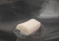 青葱柠檬皮煎鲈鱼的做法