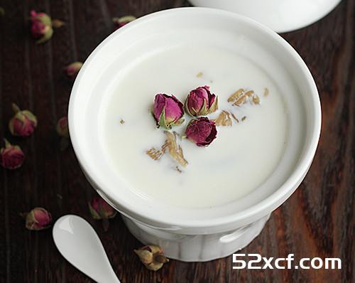 玫瑰花胶炖牛奶的做法