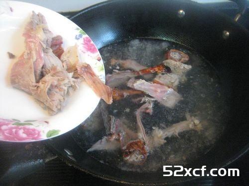 烤鸭架子萝卜汤的做法
