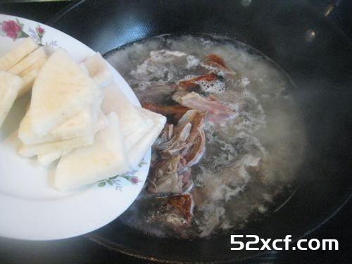 烤鸭架子萝卜汤的做法