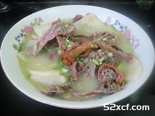 烤鸭架子萝卜汤的做法