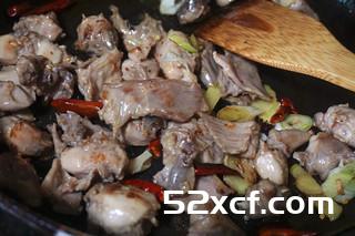 干果青笋兔肉的做法