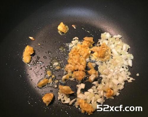 咸蛋黄炒丝瓜的做法