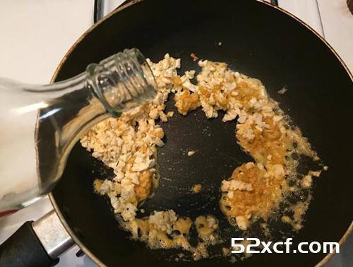 咸蛋黄炒丝瓜的做法