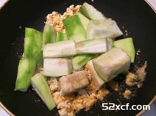 咸蛋黄炒丝瓜的做法