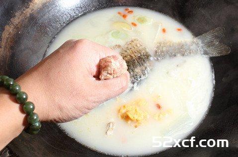 冬瓜鲫鱼汤氽羊肉丸子的做法