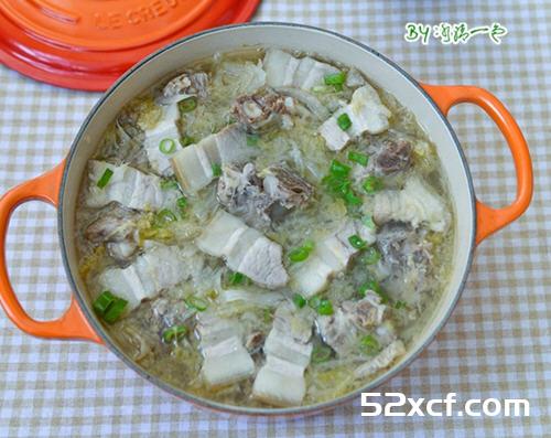 脊骨白肉炖酸菜的