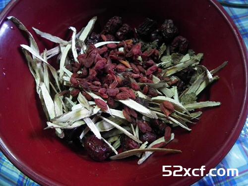 凉补药膳乌骨鸡汤的做法