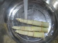 榨菜丝五花肉炒鞭笋的做法