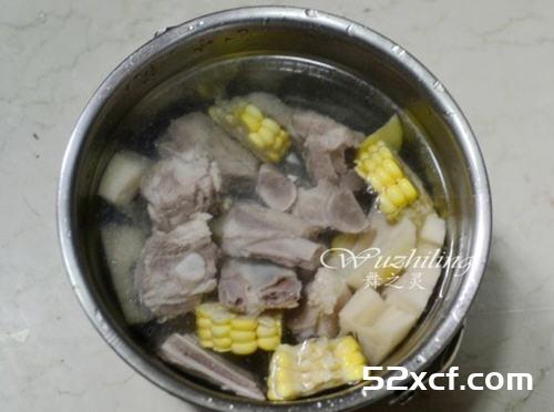 莲藕玉米炖排骨的家常做法
