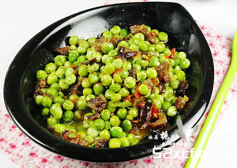 腊肠烩豌豆的做法