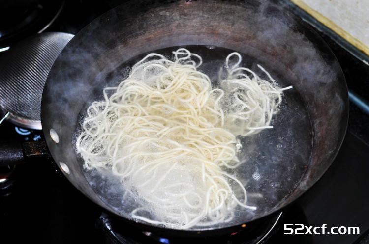 四川成都素椒炸酱面的做法
