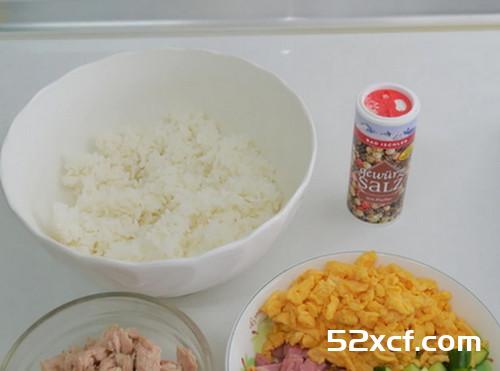 鲔鱼拌饭的做法
