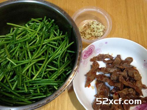 烟熏鸡胗炒水莲的做法
