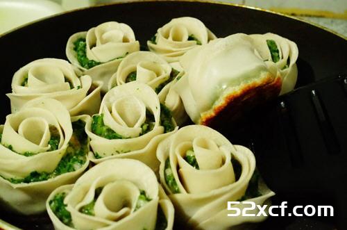 水煎玫瑰饺子的做法