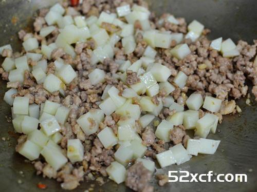 咖哩肉末炒薯丁的做法