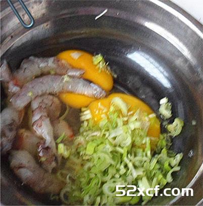 虾仁摊鸡蛋饼的做法