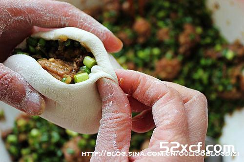 薄软Q弹的槐花烫面包子